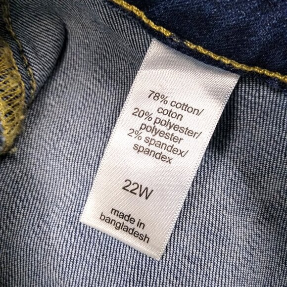 Maurices 22W Faded Blue Denim Capris with Deep Front & Back Pockets NEW - Picture 3 of 4